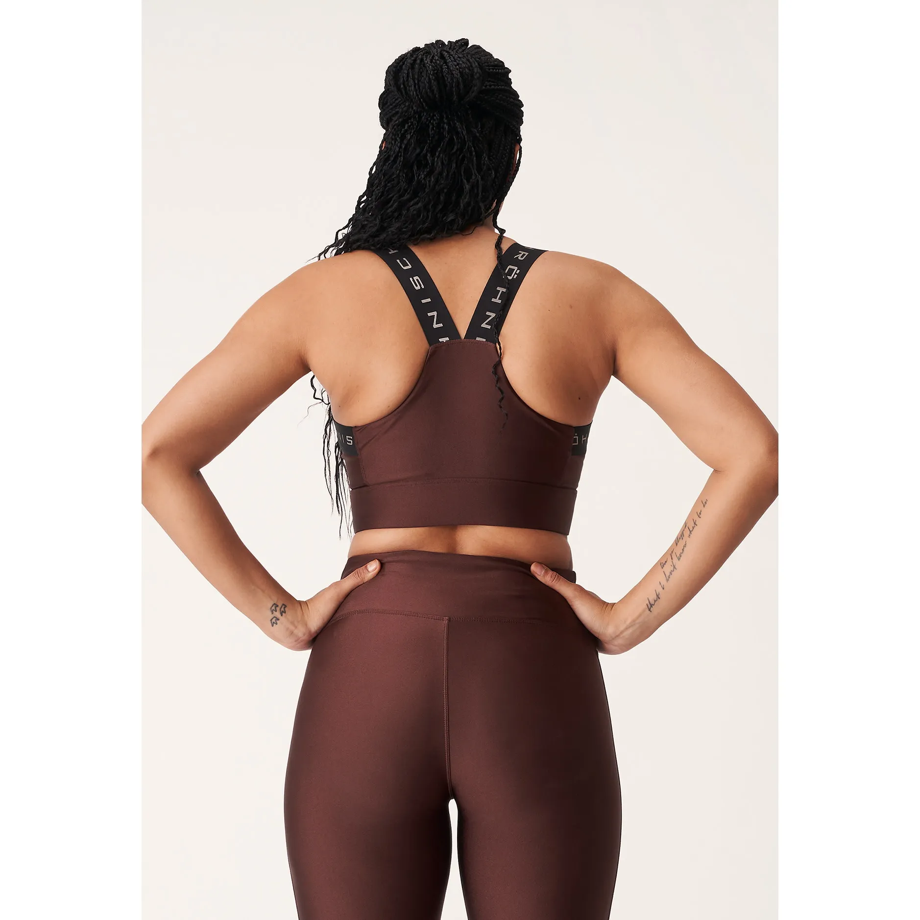 Röhnisch Shiny Kay Sports Bra Bitter Brown | Buy Röhnisch Shiny Kay Sports Bra Bitter Brown here | Outnorth