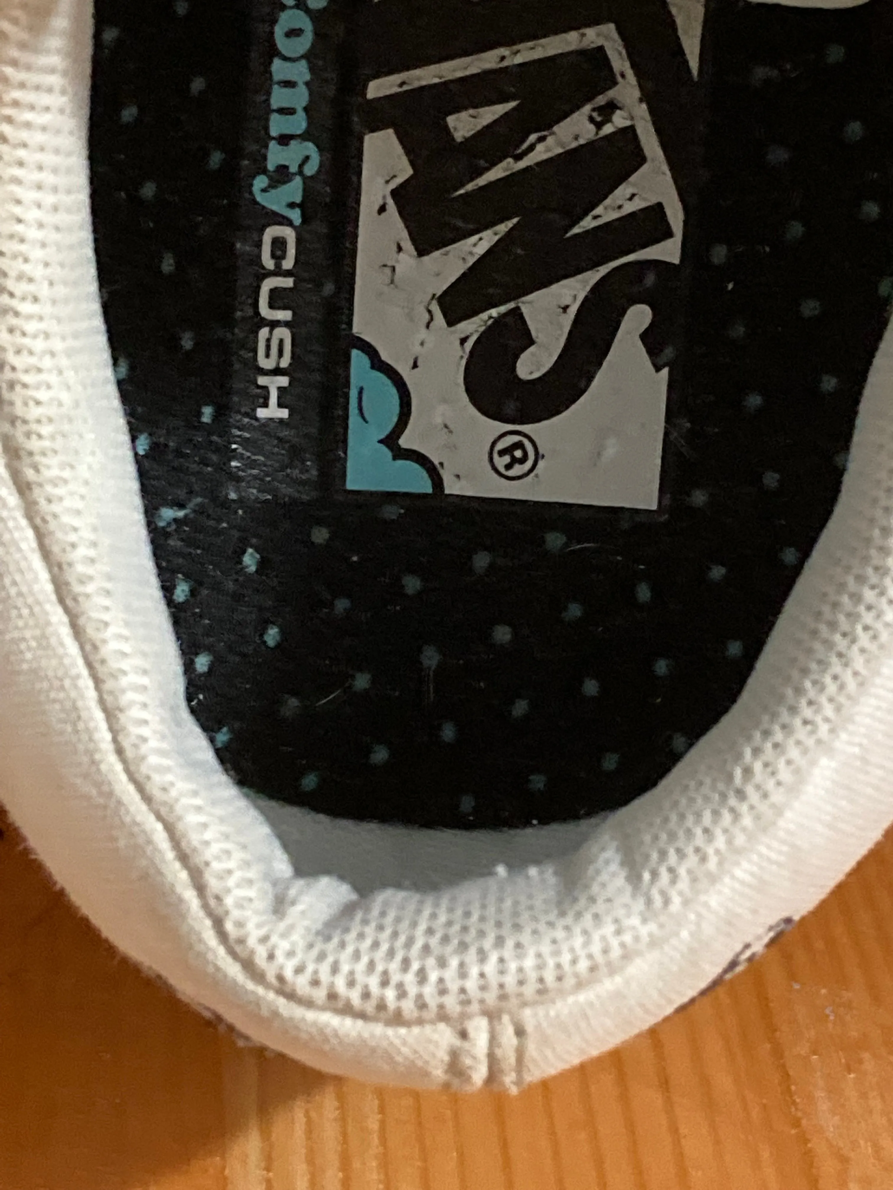 VANS FLAMING SKULLS COMFY CUSH Womens Size 7 Low Top Suede & Fabric Shoes Sneakers White 500264