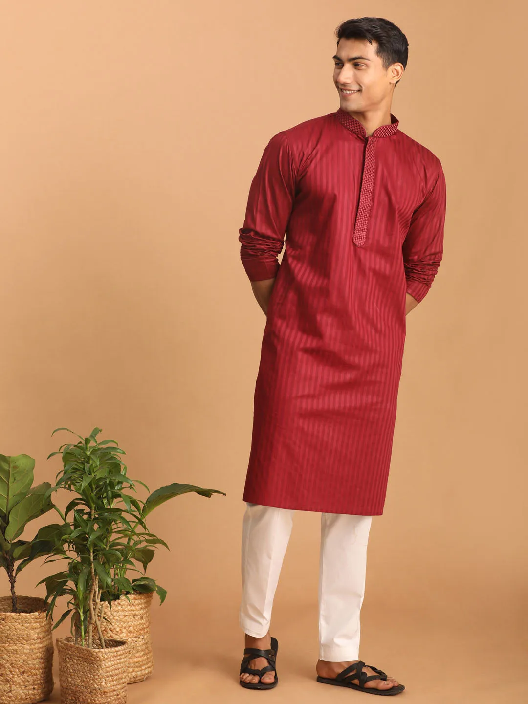 VASTRAMAY Men's Maroon Cotton Blend Solid Kurta