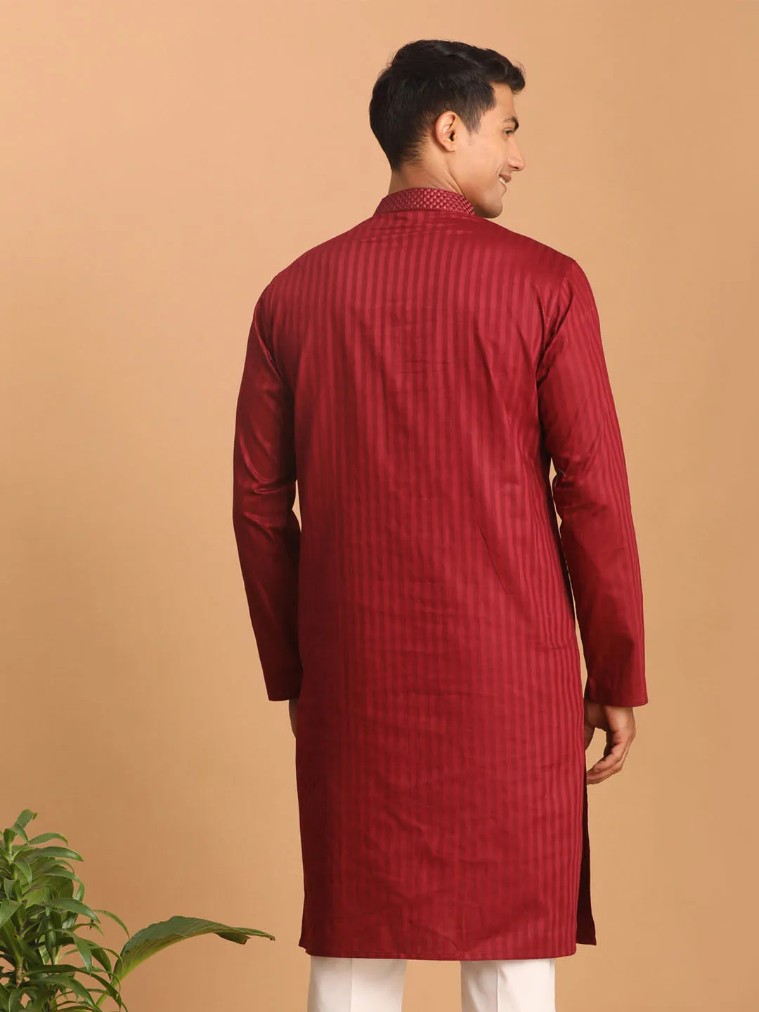 VASTRAMAY Men's Maroon Cotton Blend Solid Kurta